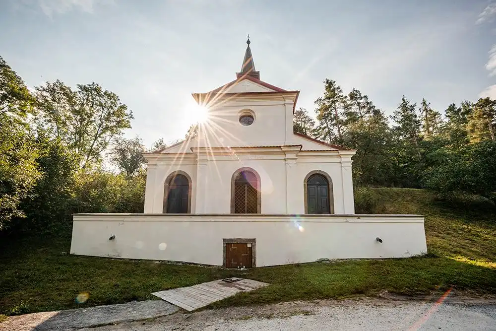 Otava.fun - společný projekt měst Sušice, Horažďovice, Strakonice a Písek. Poutní kaple sv. Jáchyma a Anny: Klidné útočiště v srdci Prácheňska