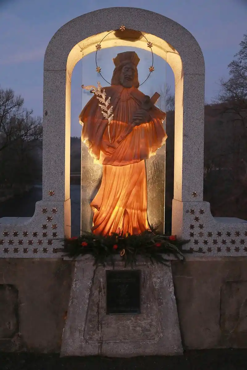 Otava.fun - společný projekt měst Sušice, Horažďovice, Strakonice a Písek. Skleněná socha sv. Jana Nepomuckého na mostě v Čepicích